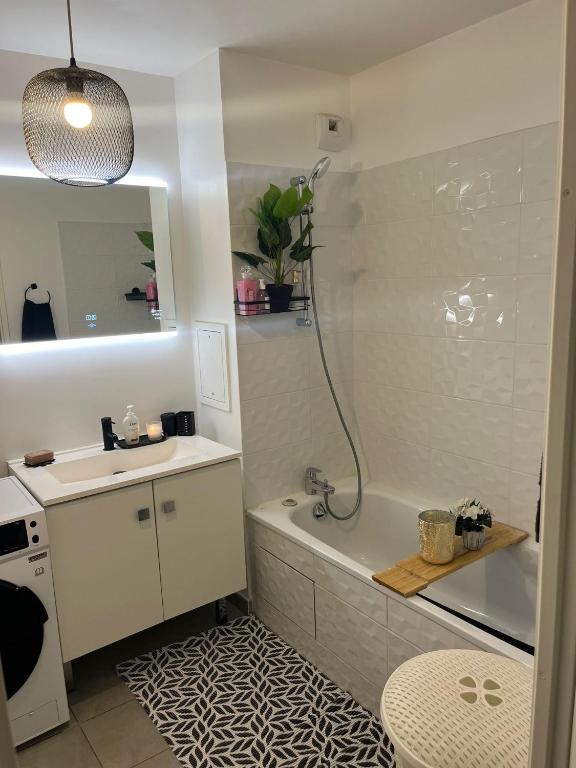 une salle de bain avec une baignoire, un lavabo et une douche dans l'établissement Détente , famille, Disney et Nature, à Vaires-sur-Marne