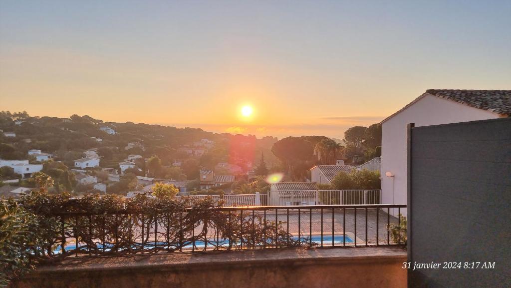 - un coucher de soleil depuis le balcon d'une maison dans l'établissement Studio à Sainte-Maxime, à Sainte-Maxime