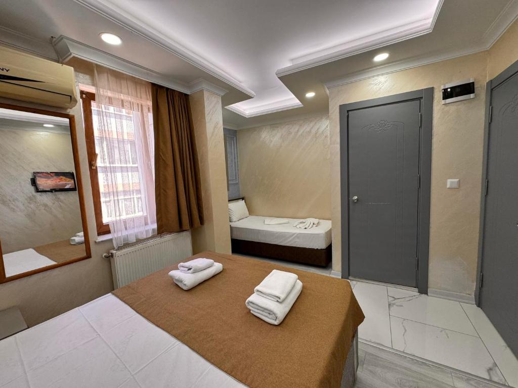 Giường trong phòng chung tại Grand Kybele Hotel