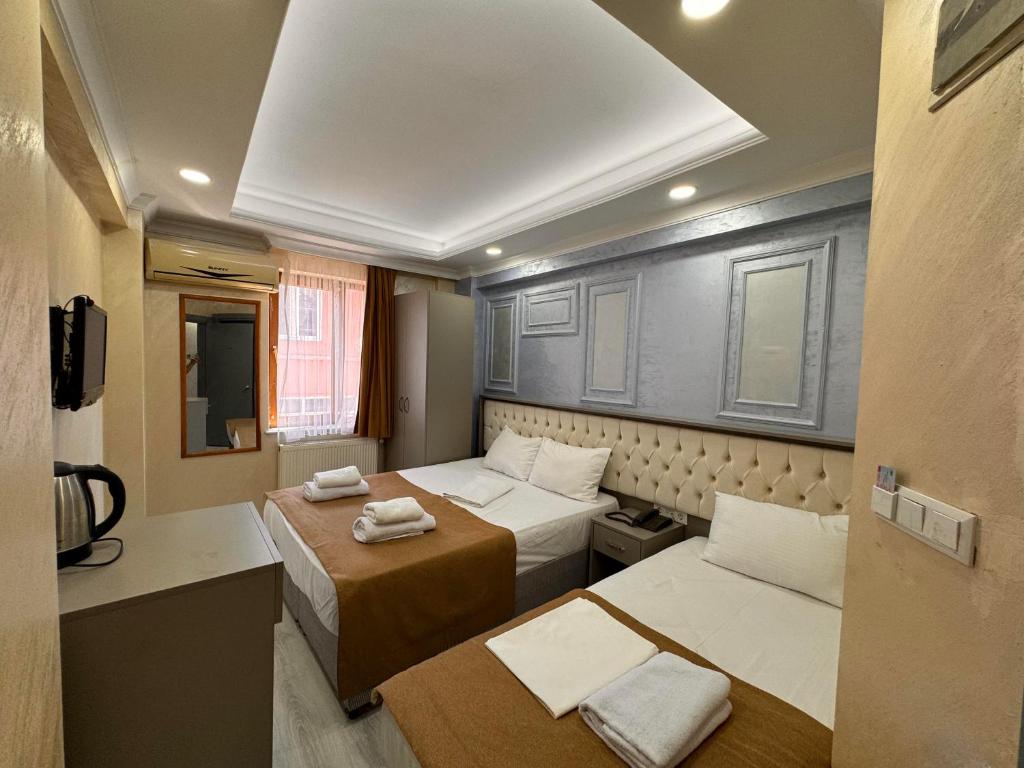 Giường trong phòng chung tại Grand Kybele Hotel