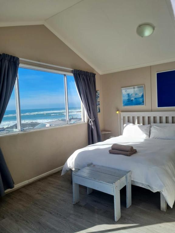 Point Village Accommodation - Laurie's House - Image 7