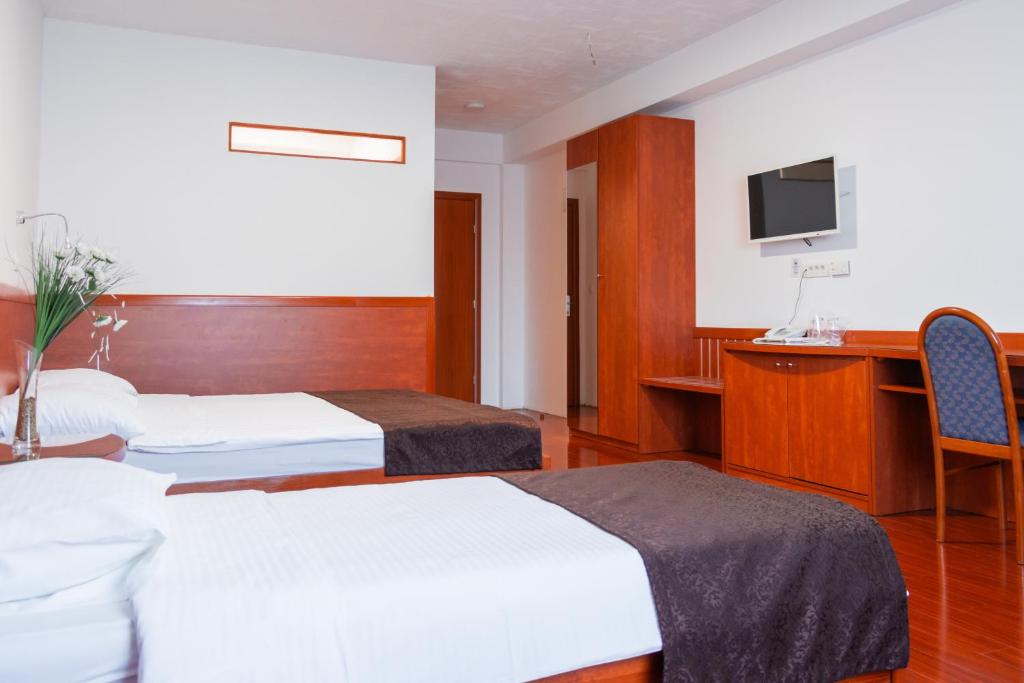 Postel nebo postele na pokoji v ubytování Hotel Saraj