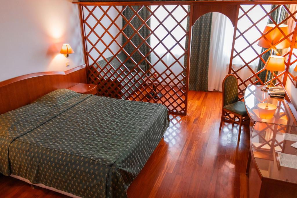 Postel nebo postele na pokoji v ubytování Hotel Saraj
