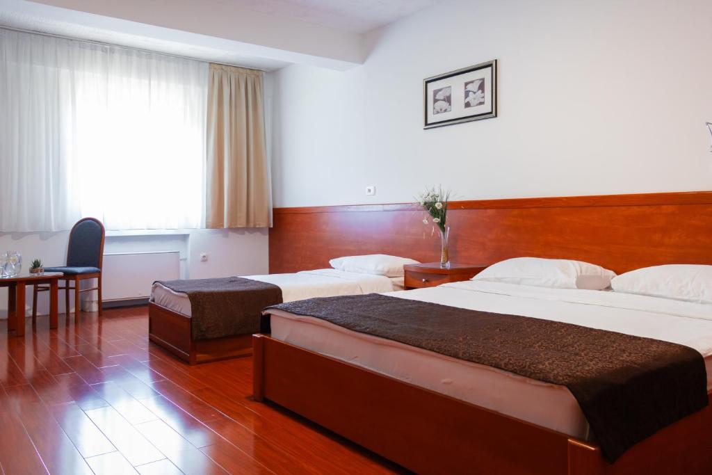 Postel nebo postele na pokoji v ubytování Hotel Saraj