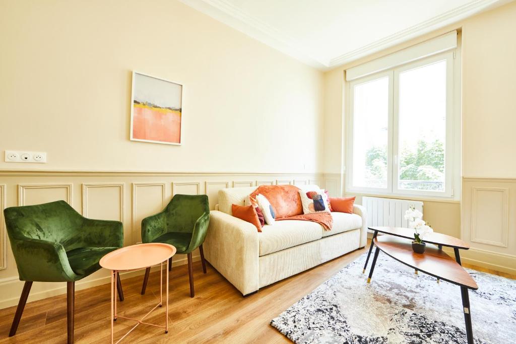 - un salon avec un canapé et deux fauteuils verts dans l'établissement RI 1 - F3 Le Paradis caché à Mulhouse-1 à 5 personnes, à Mulhouse