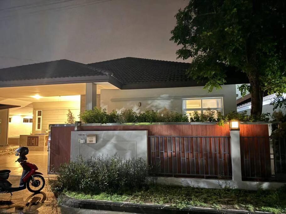 ein Fahrrad, das vor einem Haus geparkt ist in der Unterkunft panalee banna village独栋东区3卧室别墅Great Value Peaceful Retreat Near7-11 in Nong Prue