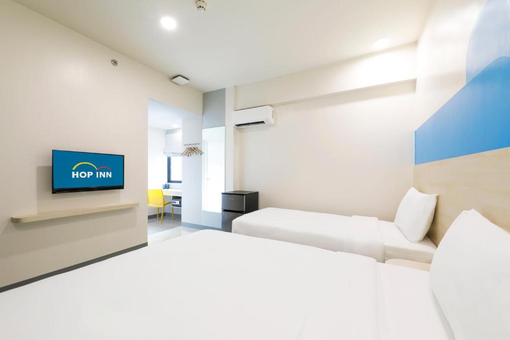 Postel nebo postele na pokoji v ubytování Hop Inn Hotel Davao