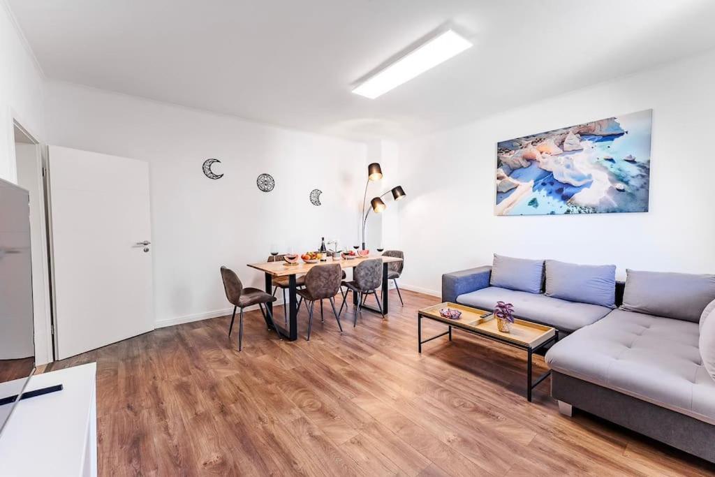 ein Wohnzimmer mit Sofa und Tisch in der Unterkunft Penthouse-Wohnung auf 2 Etagen in Wuppertal