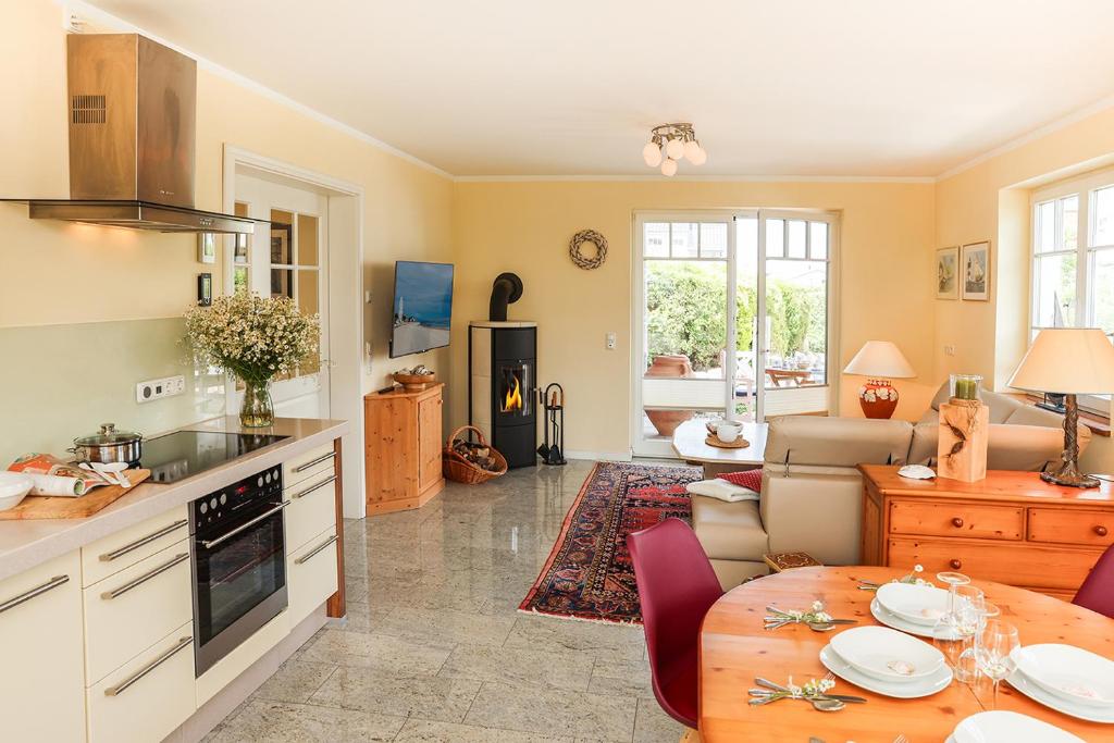a kitchen and living room with a table and a dining room at STRANDNAH STRANDLÖWE KÜHLUNGSBORN Ostsee in Kühlungsborn