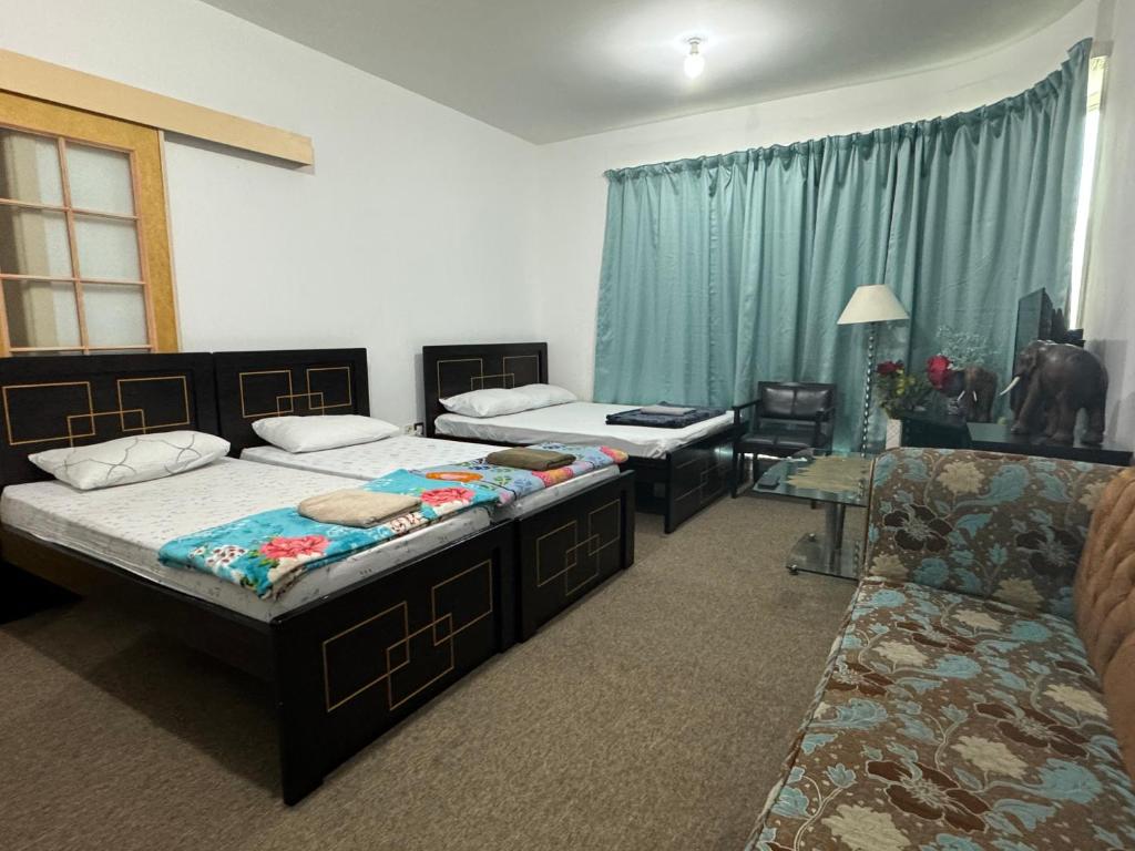 Una cama o camas en una habitación de Private Room - Shared Bathroom, No Parking