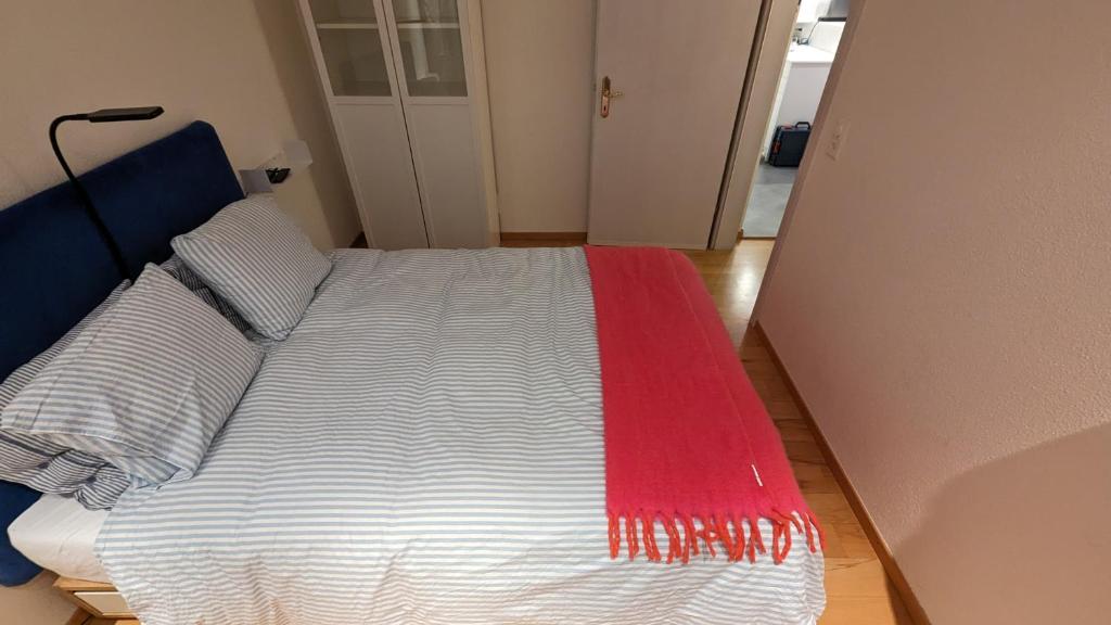 Postel nebo postele na pokoji v ubytování Lake Lucerne Paradise Apartment