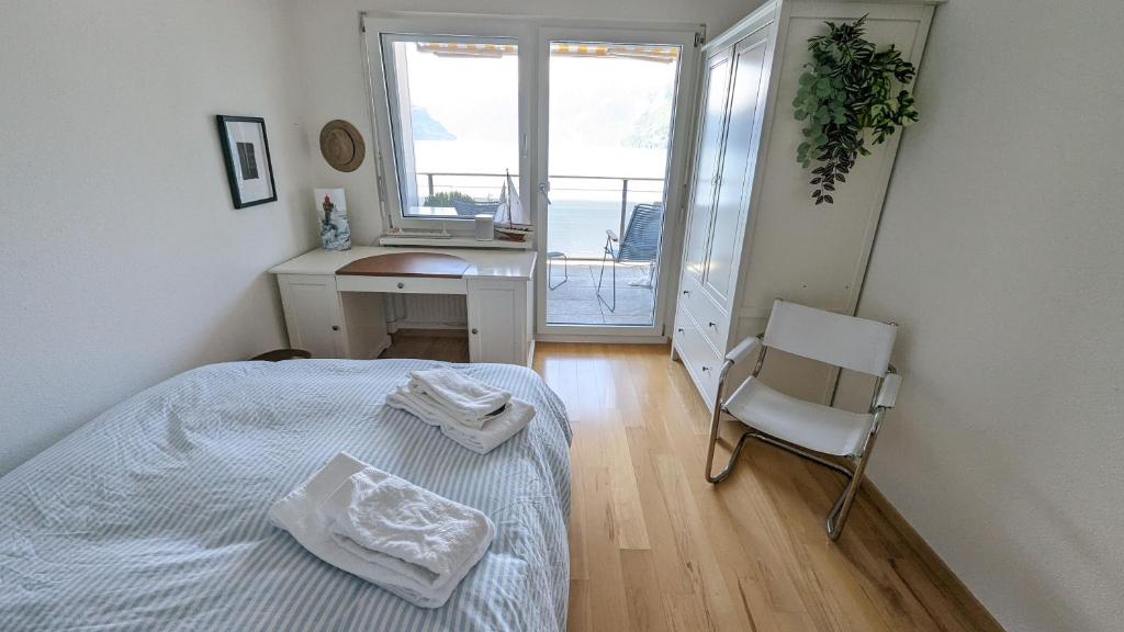 Postel nebo postele na pokoji v ubytování Lake Lucerne Paradise Apartment