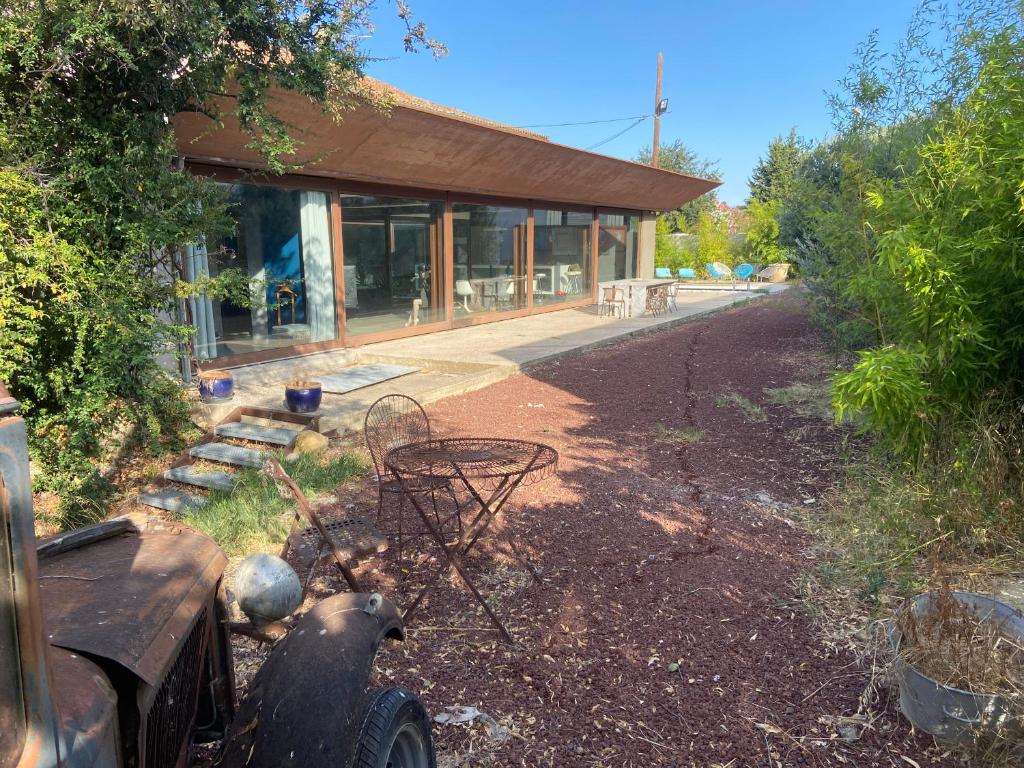 une vieille voiture garée devant un immeuble dans l'établissement Grand loft proche du centre avec jardin et piscine, à Pézenas