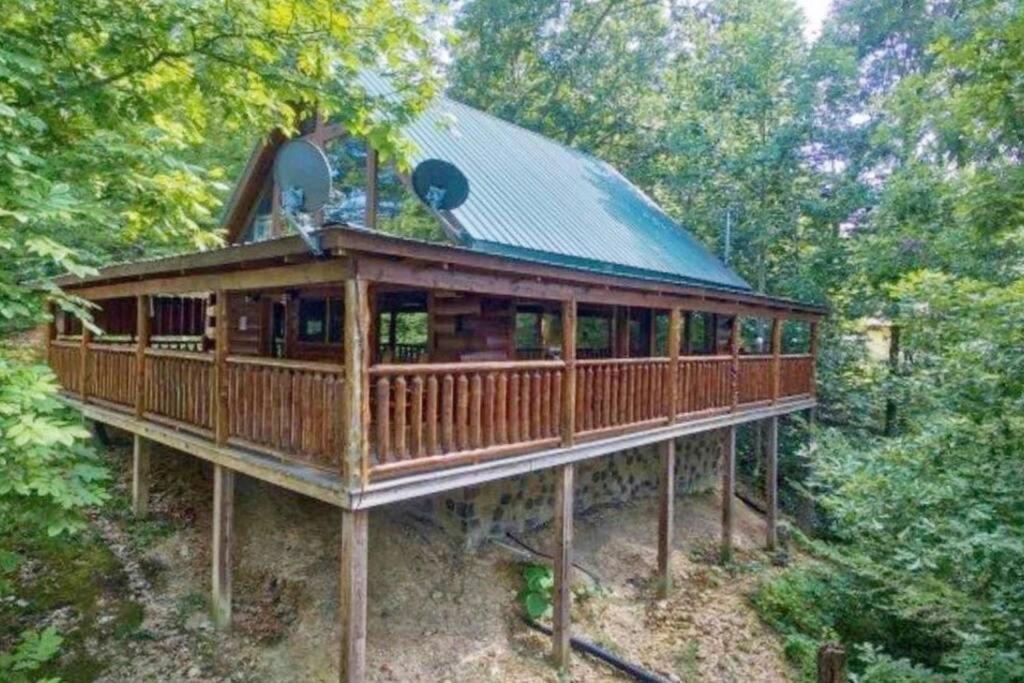 una gran casa de madera en medio del bosque en Secluded, private, romantic Four Bears cabin, en Sevierville