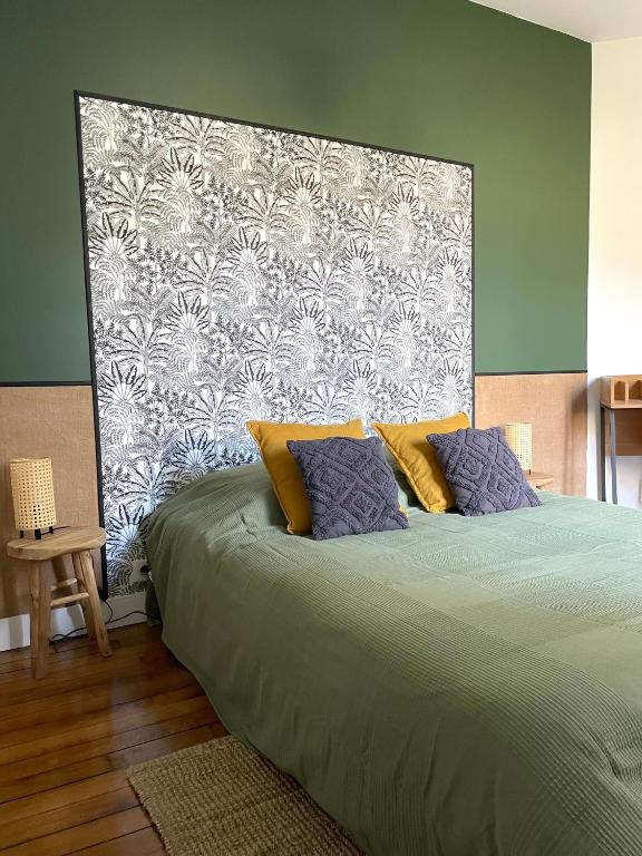 - une chambre avec un lit doté d'une grande tête de lit dans l'établissement Havre de paix moderne, fibre,RER B direction Paris, à Fontenay-aux-Roses