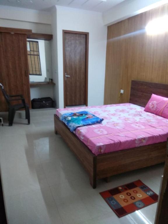 Postel nebo postele na pokoji v ubytování GRT Residency Hotel