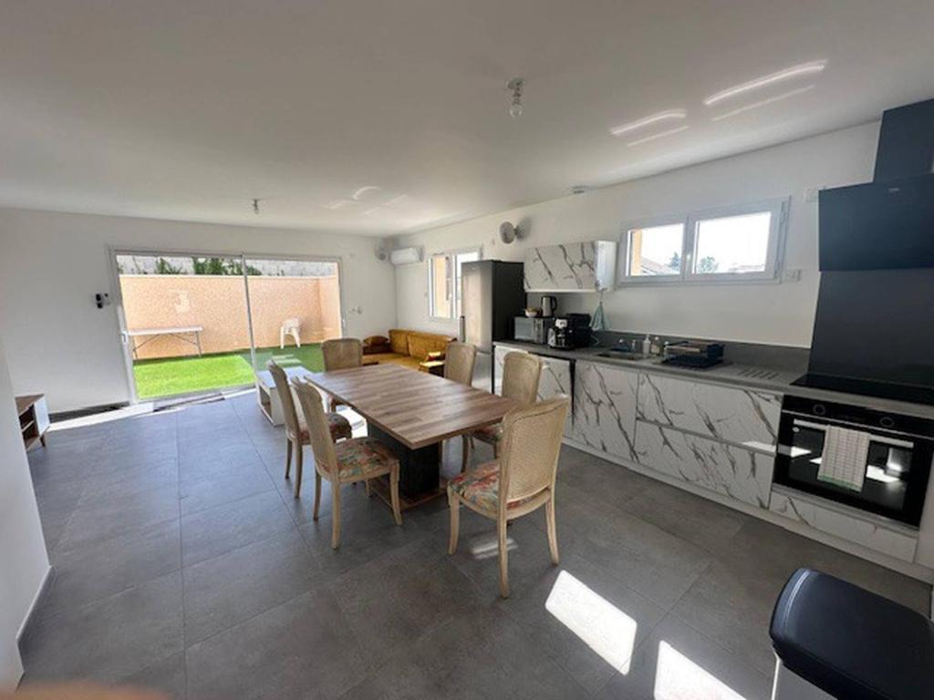 une cuisine et une salle à manger avec une table et des chaises en bois dans l'établissement House with 5 bedrooms lechaffardcom, à Satolas-et-Bonce