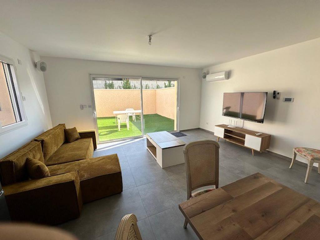 un salon avec un canapé et une télévision dans l'établissement House 40 With 5 Bedrooms Lechaffardcom, à Satolas-et-Bonce