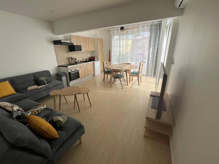 Kuchyň nebo kuchyňský kout v ubytování Superbe 2 chambres avec piscine