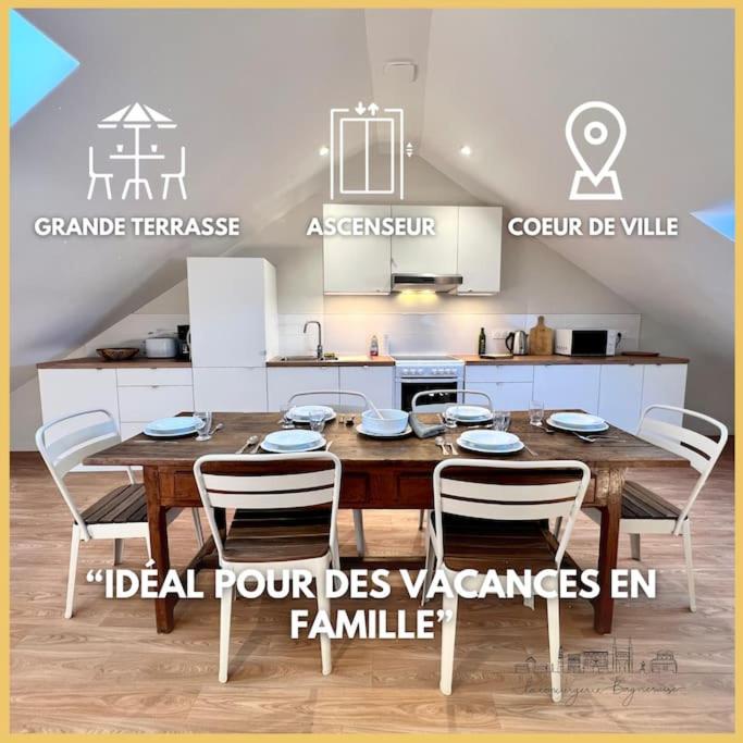 Il comprend une cuisine avec une table et des chaises en bois. dans l'établissement 3 appartements réunis! Ascenseur Terrasse Vue, à Bagnères-de-Bigorre