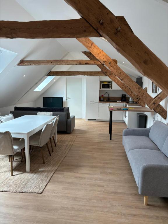 un salon avec une table et un canapé dans l'établissement Résidence des Voyageurs T2, à Plouharnel