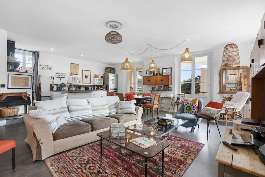 un salon avec un canapé et une table dans l'établissement Superbe 120m2, proche centre, parking, à Saint-Raphaël