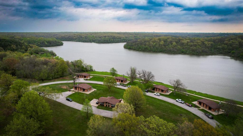 una vista aérea de un complejo turístico en un lago en Thousand Hills State Park Cabins, en Kirksville