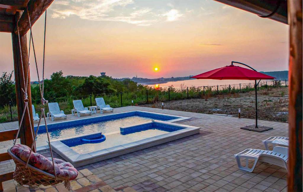 Bazen u objektu 4 Bedroom Awesome Home In Vukovar ili u blizini