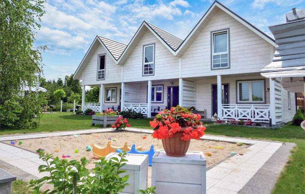 una casa con un jardín delante de ella en 2 Bedroom Beautiful Home In Kolczewo, en Kołczewo