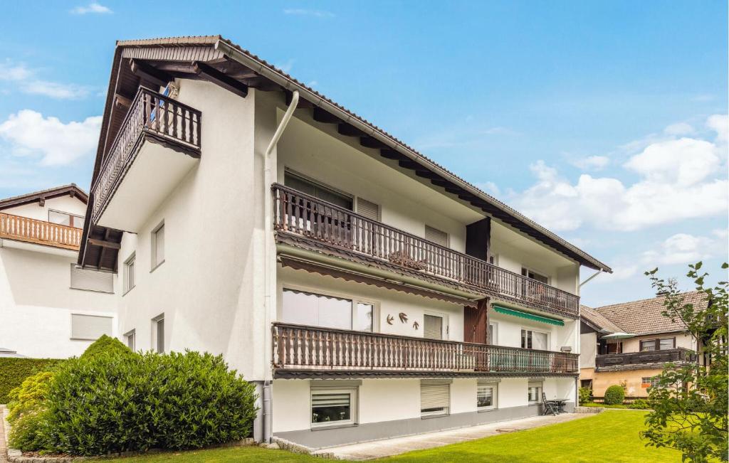 un edificio de apartamentos con balcones y patio en 2 Bedroom Nice Apartment In Hildfeld, en Winterberg