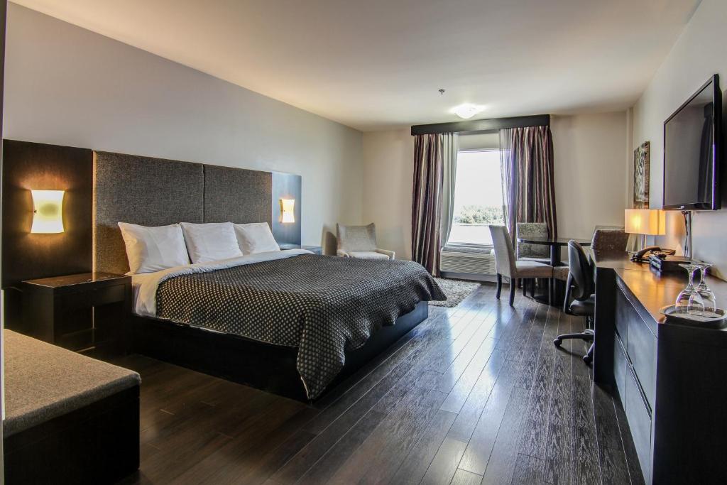 Una cama o camas en una habitación de Hotel De La Borealie