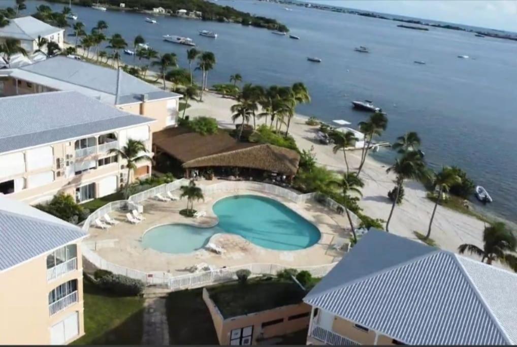 Bazén v ubytování Studio avec piscine et vue lagon nebo v jeho okolí