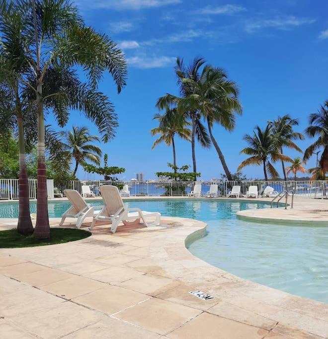 Bazén v ubytování Studio avec piscine et vue lagon nebo v jeho okolí