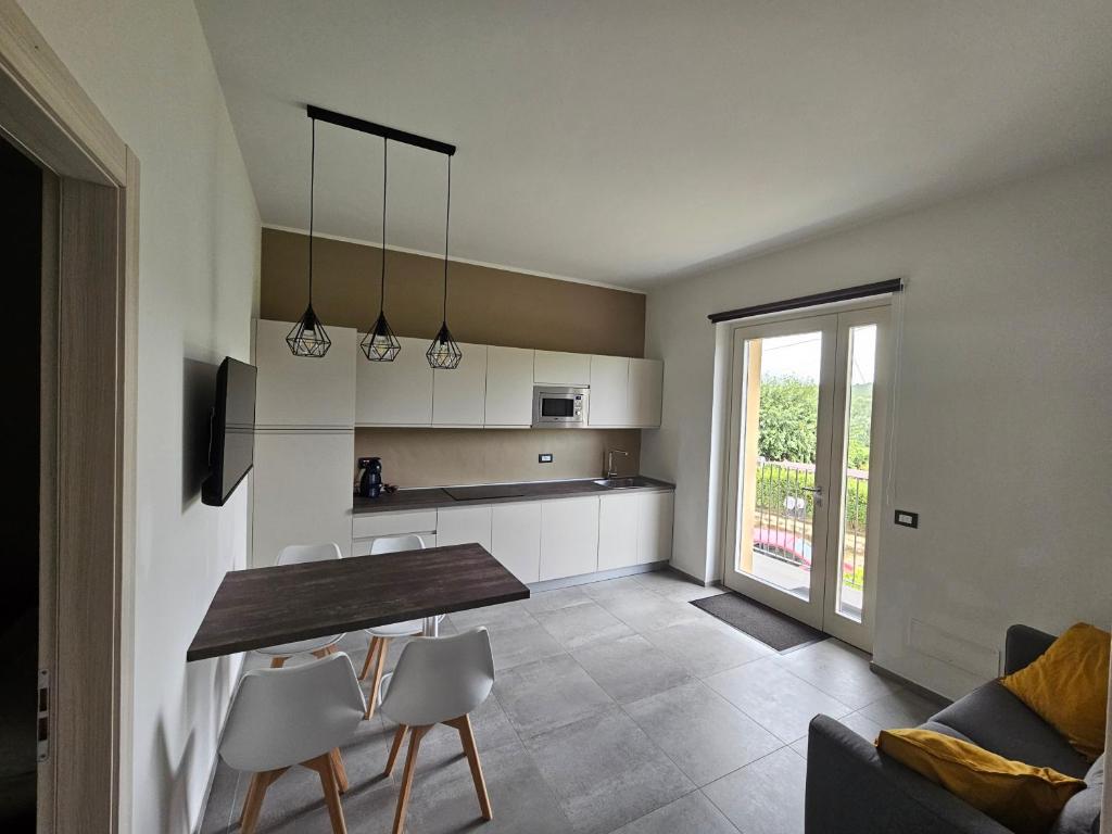 Kuchyň nebo kuchyňský kout v ubytování La Casa in Rivalta