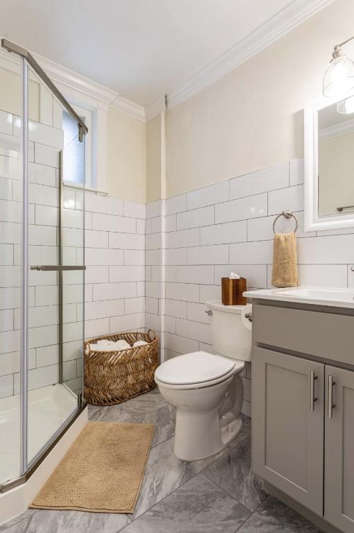 Koupelna v ubytování Dreamy 2BR in Downtown Princeton