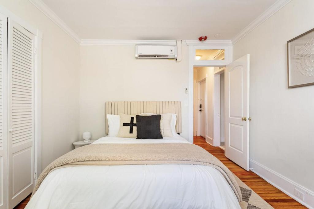 Postel nebo postele na pokoji v ubytování Dreamy 2BR in Downtown Princeton