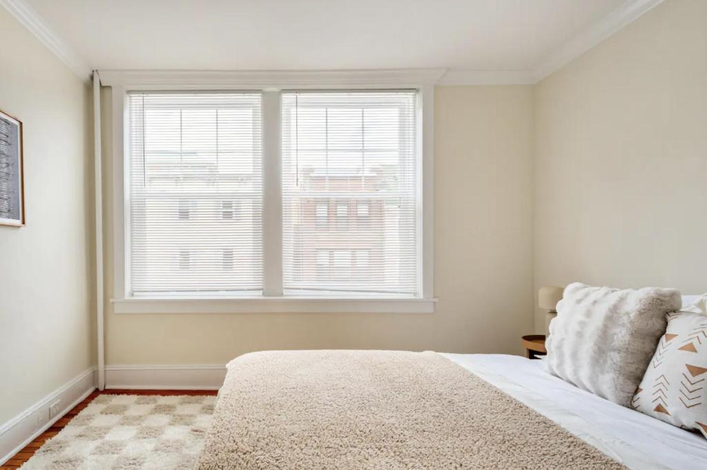 Postel nebo postele na pokoji v ubytování Dreamy 2BR in Downtown Princeton