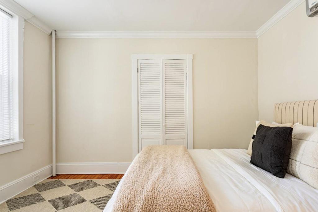Postel nebo postele na pokoji v ubytování Dreamy 2BR in Downtown Princeton