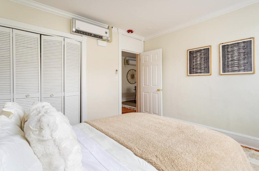 Postel nebo postele na pokoji v ubytování Dreamy 2BR in Downtown Princeton