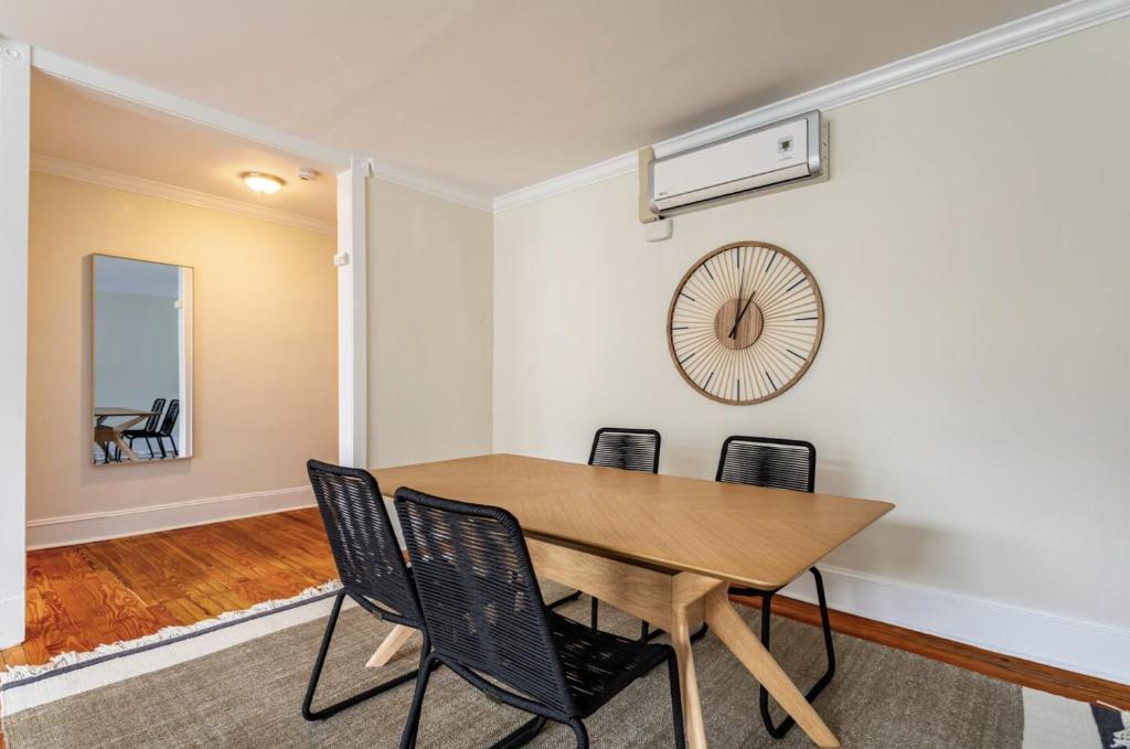 Posezení v ubytování Dreamy 2BR in Downtown Princeton