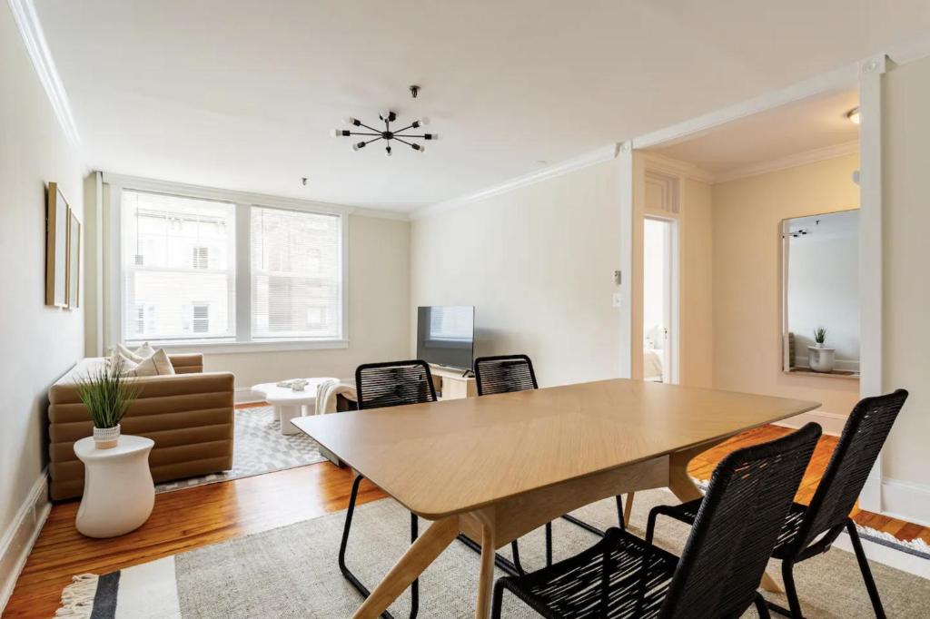 TV a/nebo společenská místnost v ubytování Dreamy 2BR in Downtown Princeton