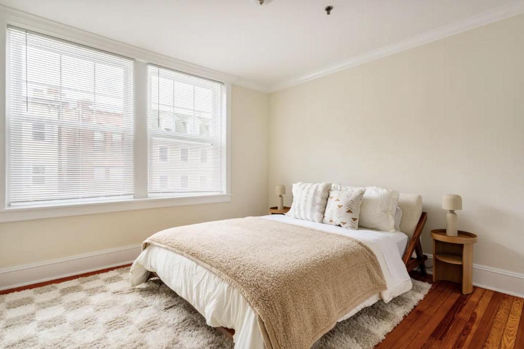 Postel nebo postele na pokoji v ubytování Dreamy 2BR in Downtown Princeton