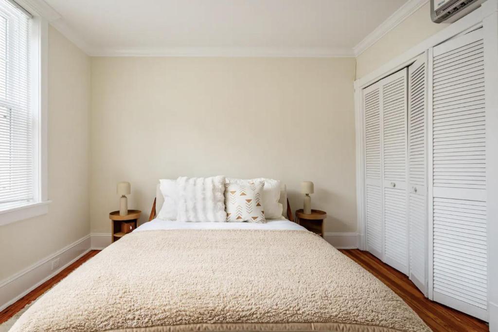 Postel nebo postele na pokoji v ubytování Dreamy 2BR in Downtown Princeton