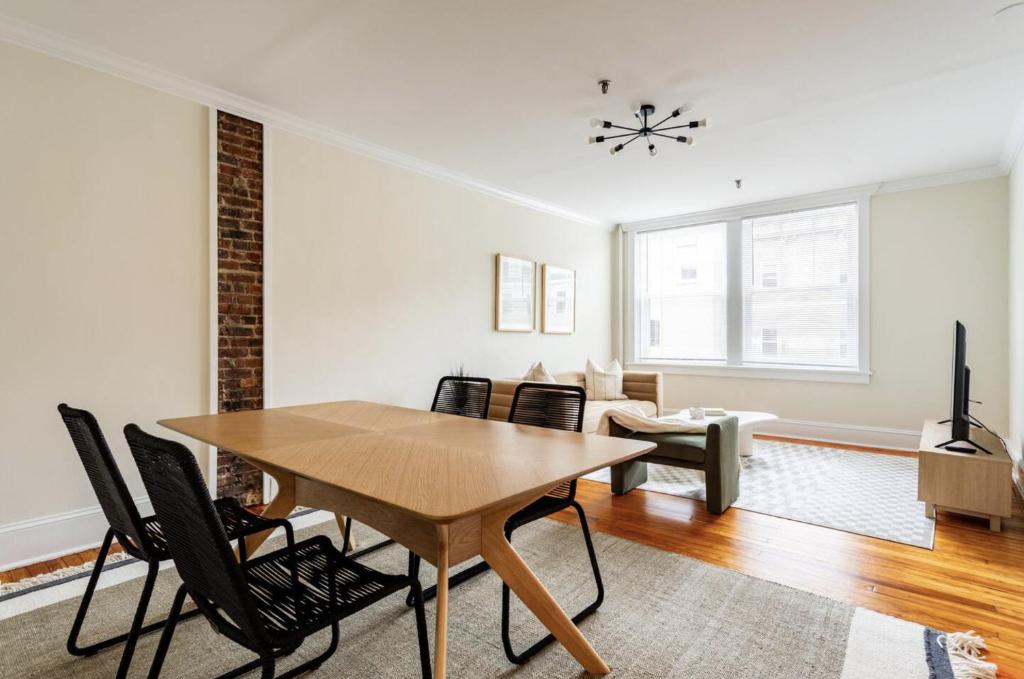 TV a/nebo společenská místnost v ubytování Dreamy 2BR in Downtown Princeton