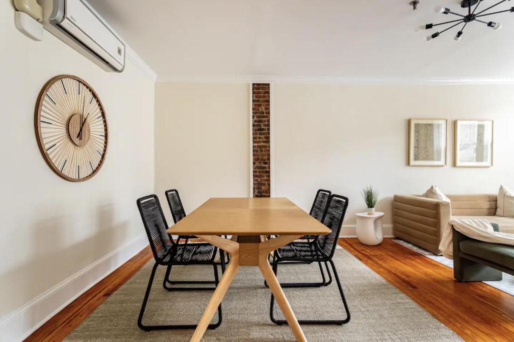Posezení v ubytování Dreamy 2BR in Downtown Princeton