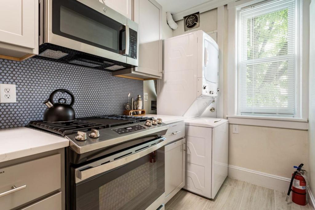 Kuchyň nebo kuchyňský kout v ubytování Dreamy 2BR in Downtown Princeton