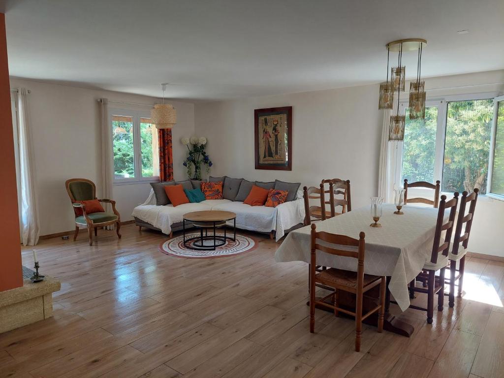 un salon avec un canapé et une table dans l'établissement Sérénité, à Audrix