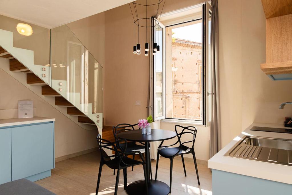 Η κουζίνα ή μικρή κουζίνα στο Sun serenity Suite