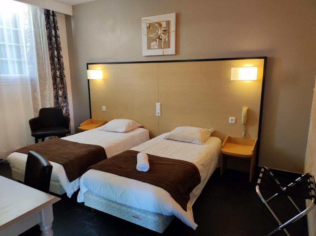 Postel nebo postele na pokoji v ubytování Hôtel et Appart'Hôtel Le Relais Du Val D'Orbieu