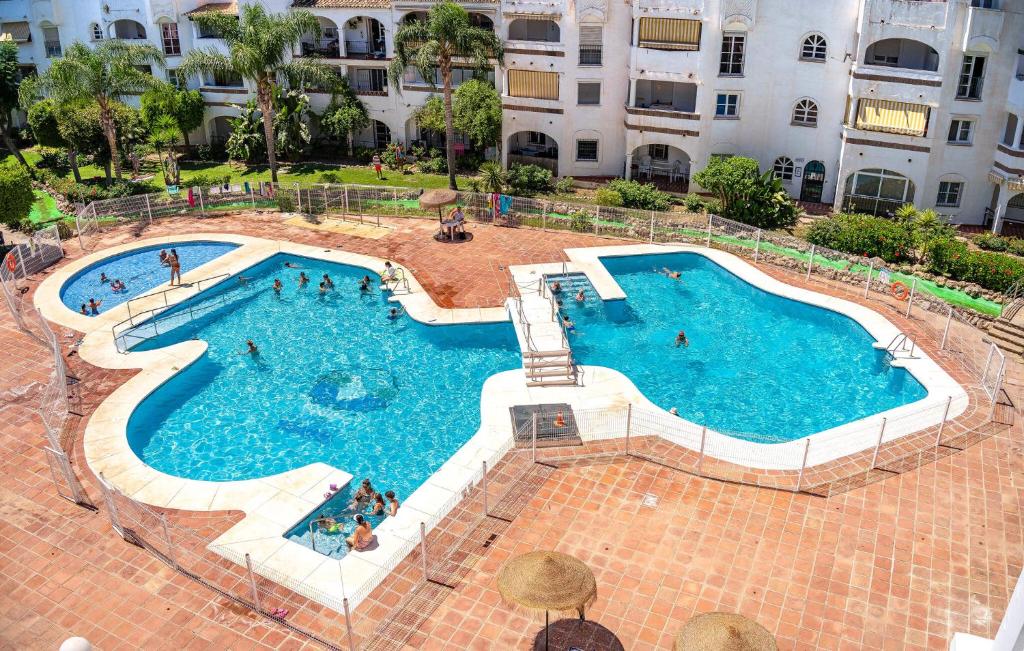 Πισίνα στο ή κοντά στο 2 Bedroom Nice Apartment In Benalmádena